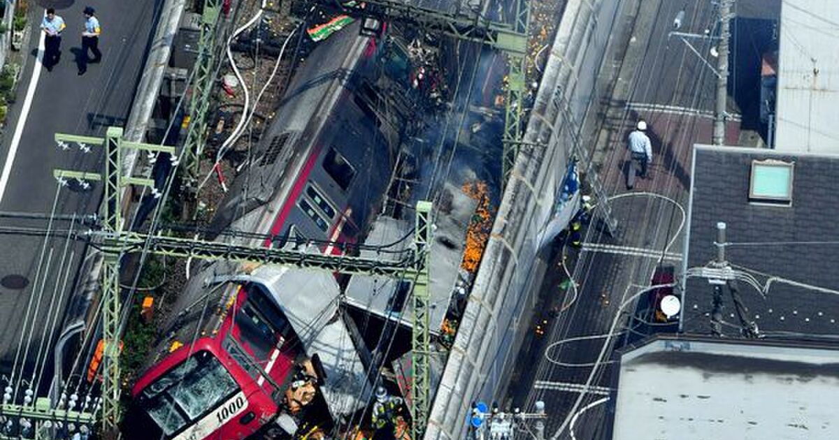 [B! 事故] 京急電鉄・神奈川新町駅の踏切で電車とトラックが衝突、黒煙が出てレモンが線路に転がっている様子など現場