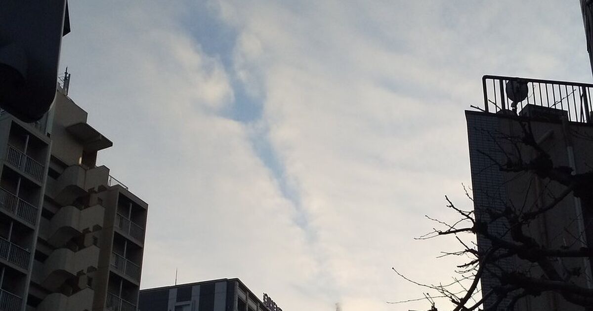 スカイツリーが 雲をさいている 様子が撮影される 頂点から謎のビーム 文字通りのスカイスクレイパー Togetter