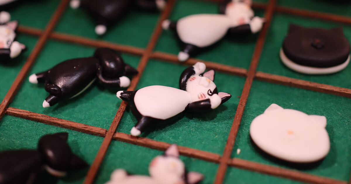 可愛いが過ぎる 猫オセロ 石タイプと ごろん と寝転んでるタイプがあって遊び方もいろいろ 負け続けても癒され続ける Togetter