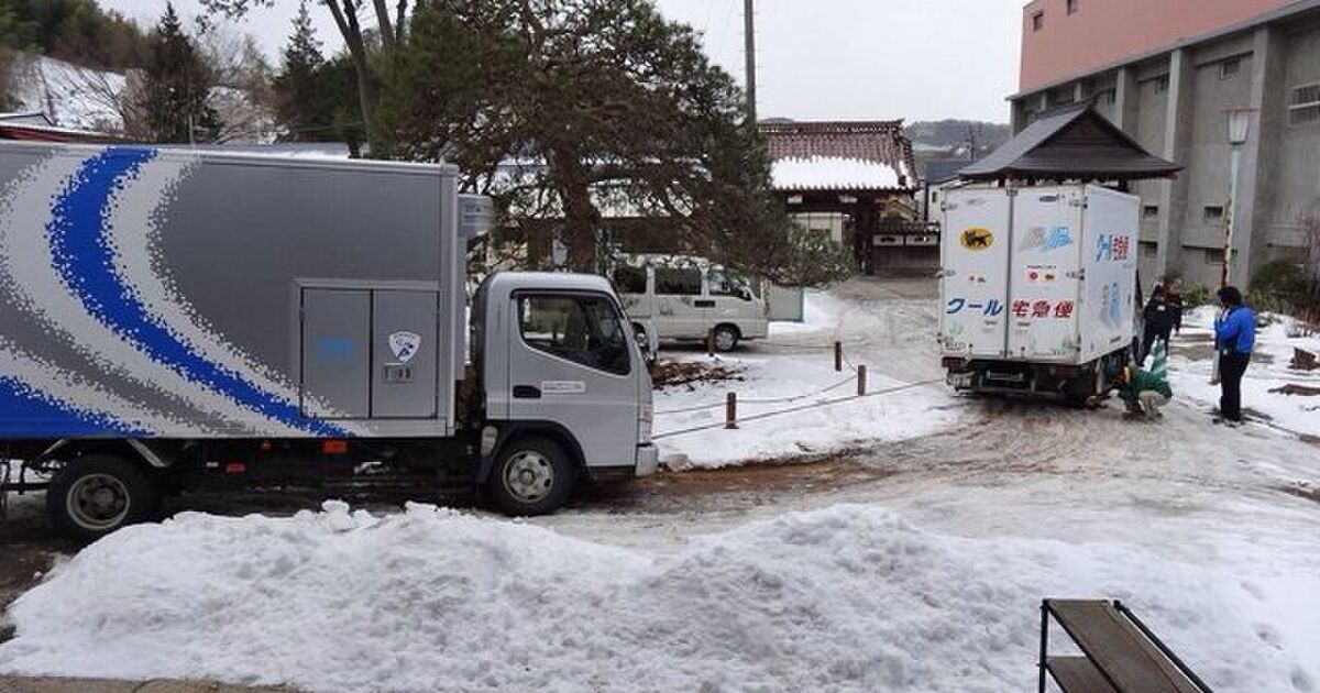 雪でスタックした佐川急便の車をヤマト運輸と日本郵便のドライバーが助け合う画に過酷な現場の様子と感謝の念がわく 頭が下がる いつもご苦労様と言いたい Togetter