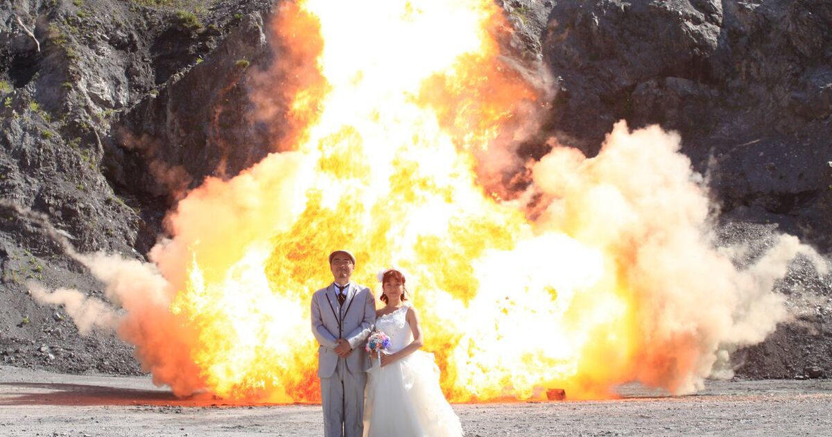 これが本当のリア充爆発しろ ナパーム爆破の結婚写真がカッコ良すぎる すげえ燃えてる 笑うしかない迫力 Togetter