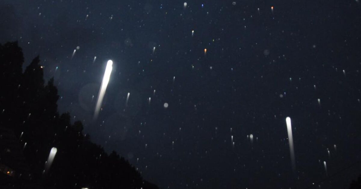 不思議 雨の夜にフラッシュ撮影するとこんな幻想的な写真が撮れるらしい Togetter