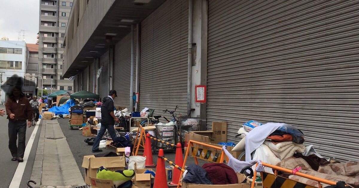 あいりん労働福祉センターの建て替え 追い出されたホームレスの人々は雨でずぶぬれに Togetter