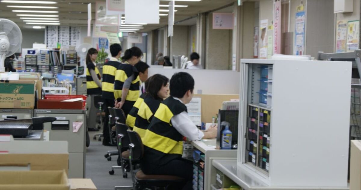 東京 調布市の銀行や郵便局で 水木しげるさんの命日に合わせて鬼太郎のちゃんちゃんこを着る粋な計らい トゥギャッチ