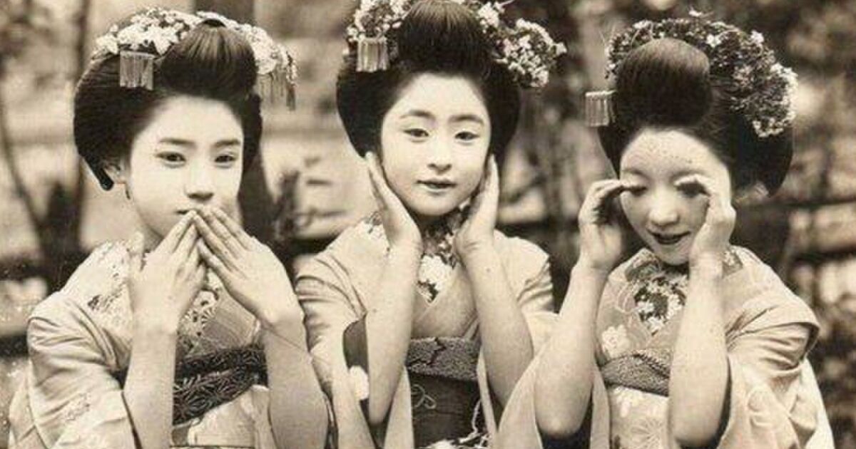 1900年代初頭の頃 女性三人組 で写真撮影する際は 三猿 のポーズが流行りだった お土産用ですかね Perfumeじゃん Togetter