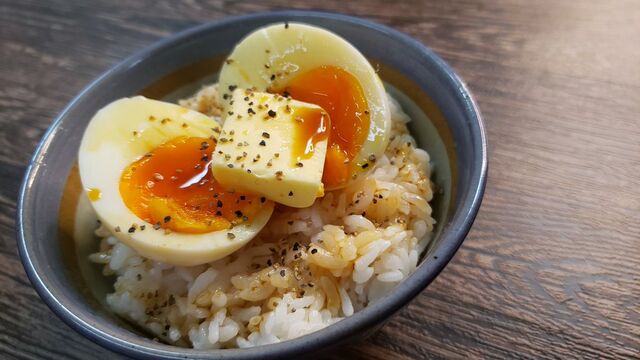 Tkg好きは試してほしい 生卵じゃなくて半熟卵で作る悪魔のtkg めっちゃ濃厚になるし 生卵がダメな人もイケそう Togetter