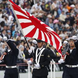 というか韓国がいきなり旭日旗問題を言い出すまでふつうに旭日旗で応援してたんだよ Togetter