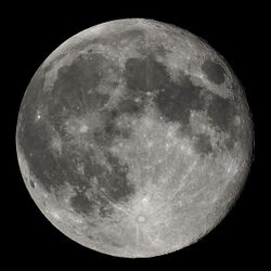 月は白黒というイメージだが 実際には他の色もある 月の色を強調した画像が美しくてビックリ 宝石みたい Togetter