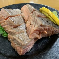 興味本位で シュモクザメの刺身定食 を注文したら 思ってたよりワイルドなのが出てきた とんでもないインパクトのビジュアル Togetter