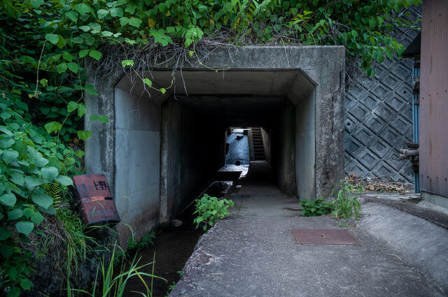 唐突に現れた『地下世界への入り口』から発せられるダンジョンみに 