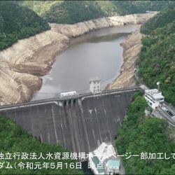 貯水率ゼロとなった宇連ダムの底におよそ60年ほど前の木造の橋の姿が かつて 生活があったんだなぁ Togetter