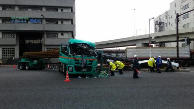 第一京浜、東神奈川二丁目で大型貨物車同士の大事故(2016年2月12日)