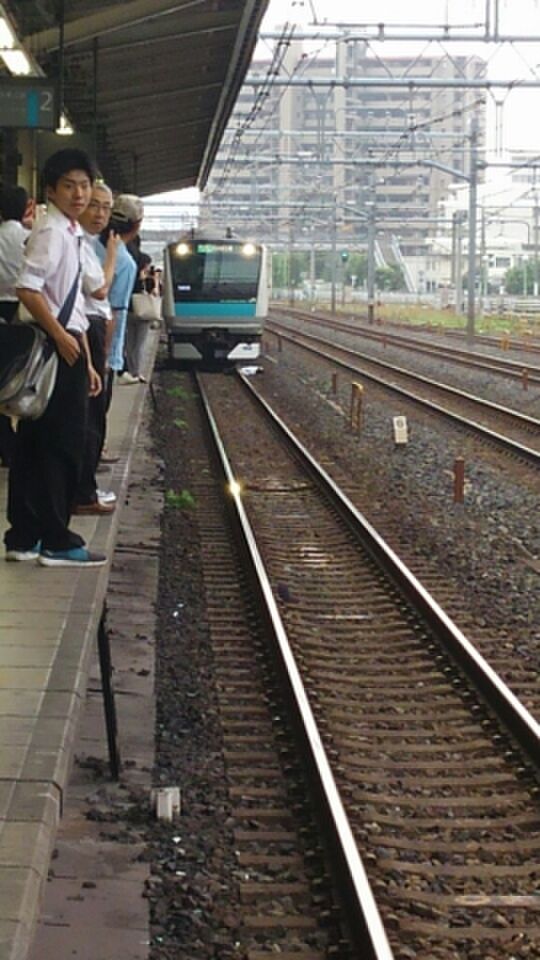 蕨駅で線路上でひとが寝ていた為 京浜東北線に遅れ ってか叫び声あげてたってなんぞ Togetter