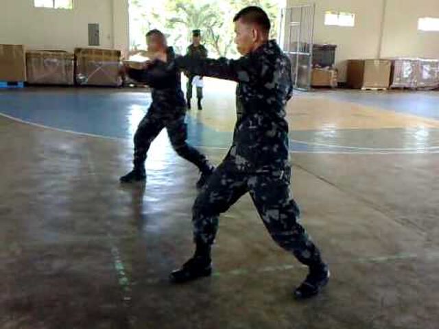 フィリッピン海兵隊のナイフ演舞 カッコイイ Togetter