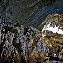 落雷の影響でディスコになった山口県の鍾乳洞・秋芳洞の貴重な姿が