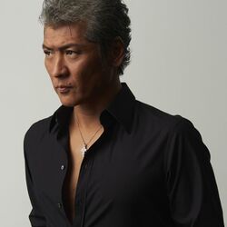 日本シリーズ第6戦で始球式に登板した財前部長こと吉川晃司さんのスタイルに見惚れる方が続出しているもよう これが53歳か Togetter