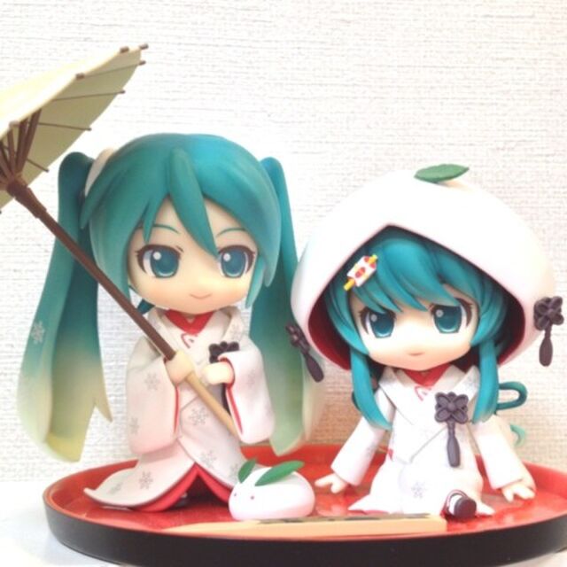 女装 挿げ替え注意 ねんどろいど 雪ミク いちご白無垢ver で遊んでみました プチ改造あり Togetter