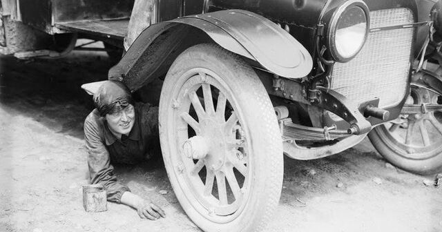 英国のエリザベス女王は第二次大戦中、自動車整備兵として活躍～当時の 