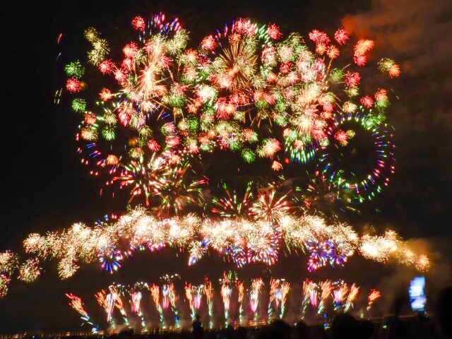 鮮やかな花火が 訳がわからない ぐらい圧巻で夢心地 今年も 長岡花火 が夜空を埋め尽くす景色を見てください Togetter