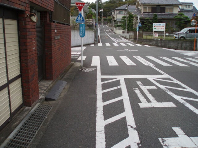 自転車は止まれマークで停止しないといけないのか