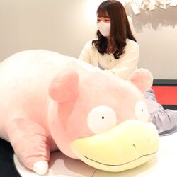 ずっと楽しみにしてた等身大ヤドンぬいぐるみ届いた→でけぇ