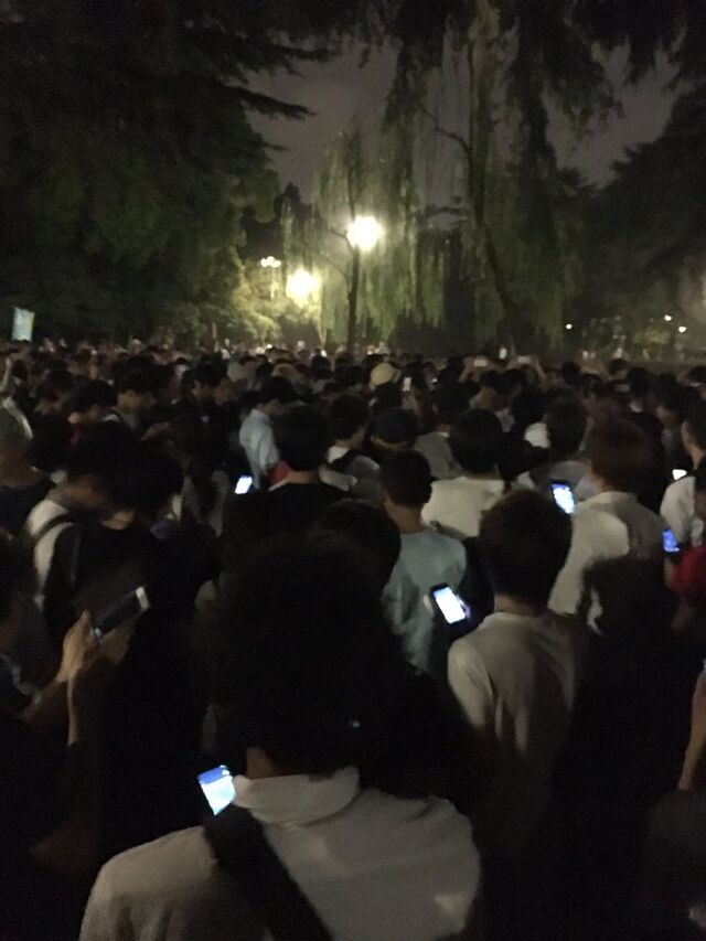 ポケモンgo 深夜の鶴舞公園がトレーナーでごった返している様子 米兵と警察官も増量中らしい Togetter