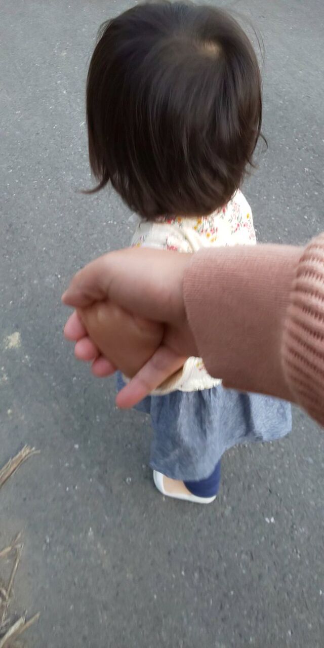 子どもと手をつなぐ時に逃げられにくくなるつなぎ方 咄嗟に止めやすい 他の良いつなぎ方も Togetter