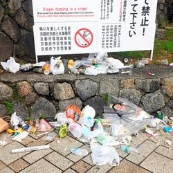 ポイ捨て禁止 の看板を設置した翌朝に ポイ捨てゴミが散乱 酷い 汚しにくい環境をいかに作るか などの声 Togetter