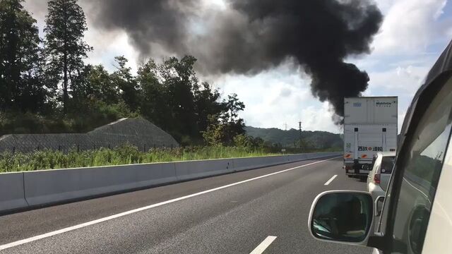 新東名 新東名高速道路 岡崎sa 付近上りでバス炎上 09 06 Togetter