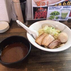 心斎橋にある ジョジョ 愛に溢れるラーメン屋 土曜日になると オラオラオラオラ とdio仕様の魂の湯切りが見られるのでぜひ Togetter