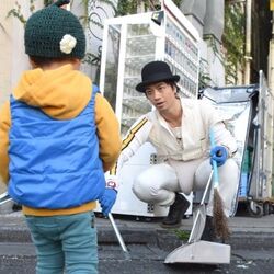 斎藤工さん ハロウィン翌日にゴミ拾い このとき 何気に 時計じかけのオレンジ の仮装をしていて 攻めてる と皆さんの心を掴む Togetter