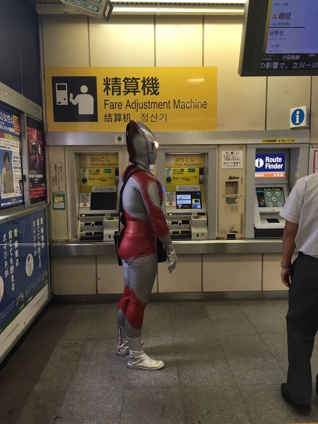 目黒駅ウルトラマン事件 駅にウルトラマンのコスプレをした人現る 身体だらしないし駅員半笑いだし面白い Togetter