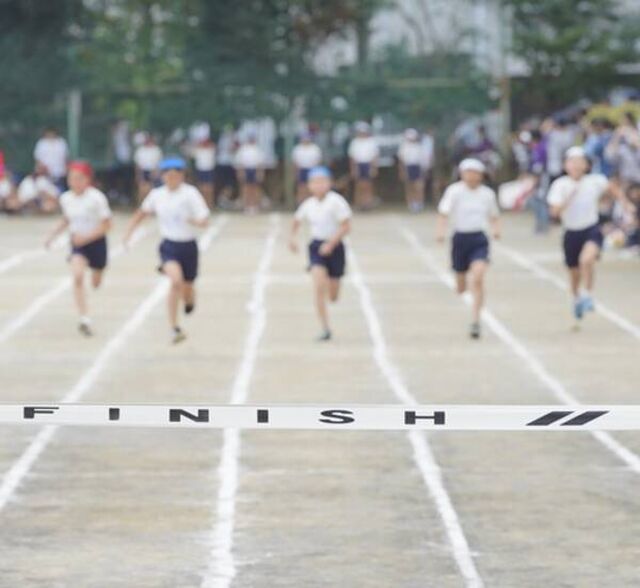 運動会の徒競走でビデオ判定 現状に反響続々 記事に ゆとりの時の同時ゴールもないわ だったがこれはもっとないわ 順位に文句言ってくるってやっぱり親同士で金でも賭けてるとしか思えんのだが など感想ツイート Togetter