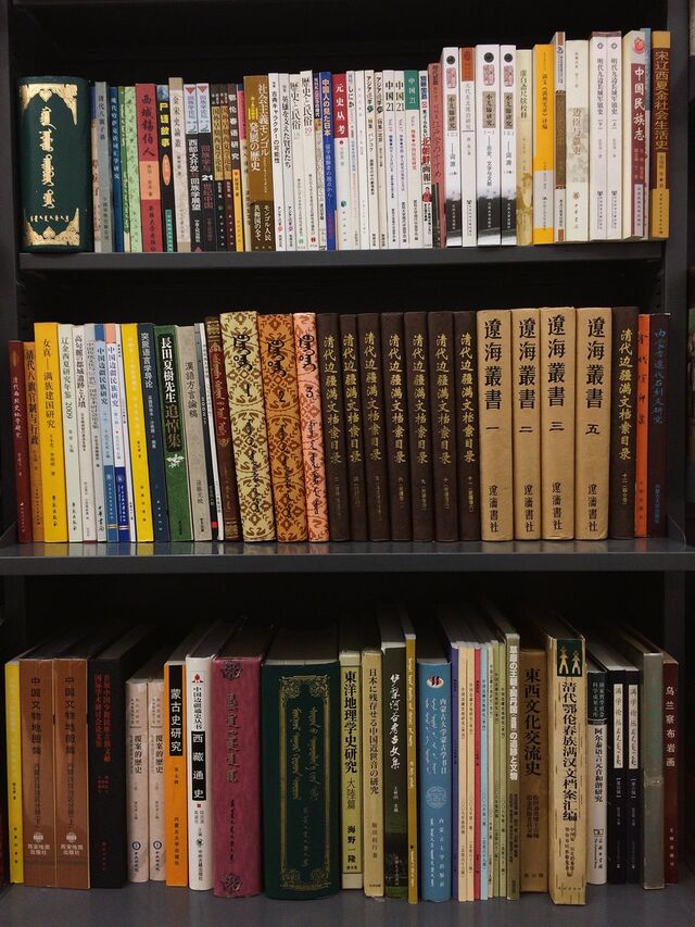 ブックオフとは思えない棚 亡くなった研究者の処分品か まるで神保町の中国書専門店のような並びだった 遺族は死後容赦なく手放す Togetter