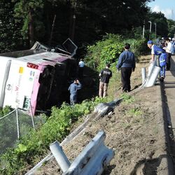 ディズニー帰りの夜行バスが大型ダンプに追突して転落 楽しい思い出が台無しだなこれ Togetter