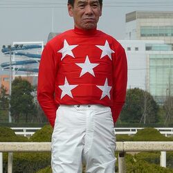 競馬界のレジェンド・的場文男が落馬寸前でゴール！その写真が衝撃的