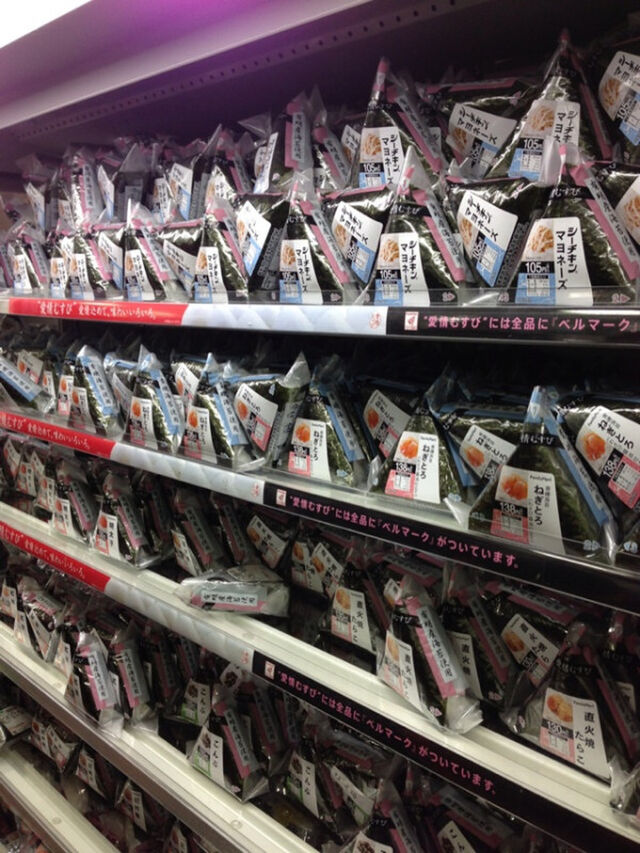 画像 コミケ付近のコンビニがヤバい まとめ 積み上がるおにぎり 棚まるごとレッドブル Togetter