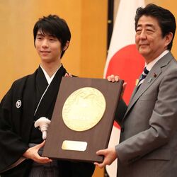 羽生結弦選手が紋付袴姿で国民栄誉賞授与式に登場!賞賛の声や 羽生結弦選手が紋付袴姿で国民栄誉賞授与式に登場!賞賛の声や